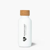 الوصف: زجاجة بيضاء بغطاء من الفلين على خلفية بيضاء لمنتج الك "Eco Bottle | White" من ماركة SAUDI SHARK.
